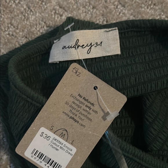 Elegant Green Sleeveless Dress - Picture 3 of 3